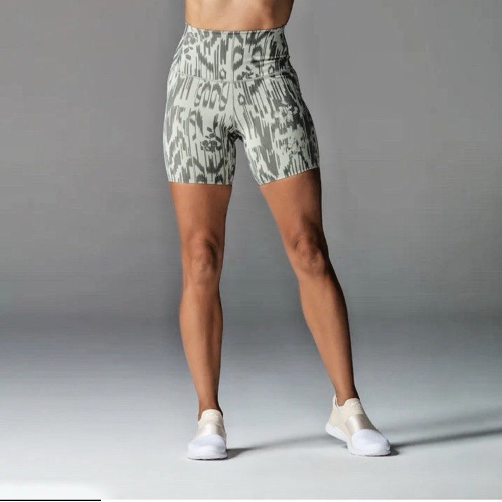 Tavi Women Size Small Active Stash & Dash 6" Biker Shorts Cactus Ikat Green